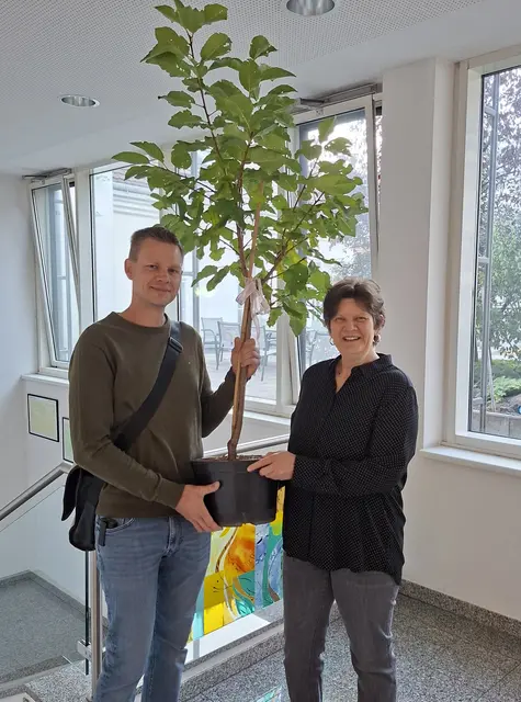 Stadträtin Sabine Fasching überreichte Initiator Stefan Kirchhofer einen Jungbaum als Geschenk.  | Foto: Stadtgemeinde Hollabrunn
