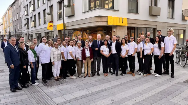 Die BILLA-Belegschaft mit den Bau-Verantwortlichen, Vertriebsdirektoren und Politikern. | Foto: Zezula