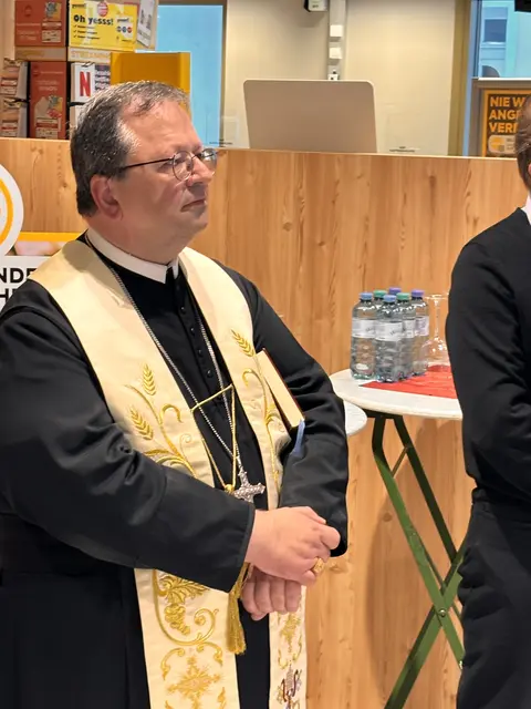Der neue Dompropst Thomas Renner segnete die neuen Räumlichkeiten. | Foto: Zezula