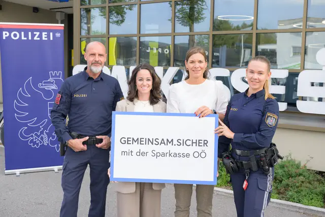 Gruppeninspektor Dietmar Haider, Bianca Lorenz,Betrugsexpertin der Sparkasse OÖ, Michaela Innerhuber, Regionalleiterin Sparkasse OÖ Enns-St. Florian und Inspektorin Carina Strahberger. | Foto: Sparkasse OÖ/Kerschbaummayr