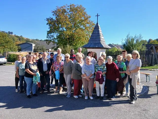 Bei herrlichem Herbstwetter versammelten sich zahlreiche Gläubige zur traditionellen Rosenkranzandacht beim Marienbildstock. | Foto: Maria Raidinger