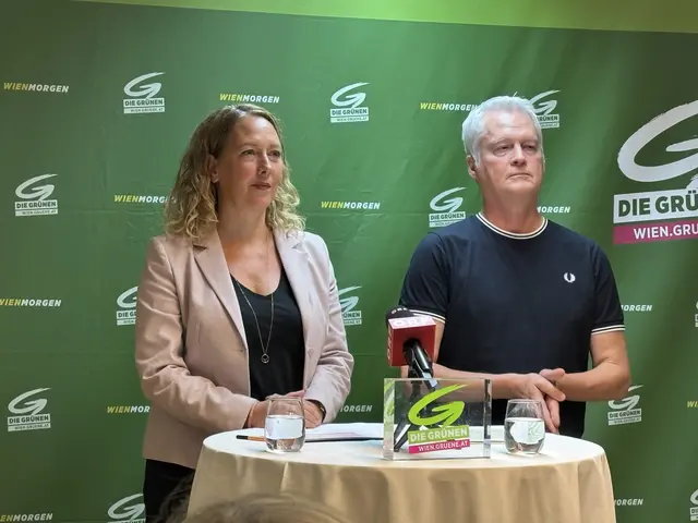 Judith Pühringer (Parteivorsitzende) und David Ellensohn (Sozialsprecher) von den Grünen präsentierten bei einer Pressekonferenz, wer von den Kürzungen betroffen ist und wie viel Geld ihnen fehlt.  | Foto: Sophie Ruzicka/MeinBezirk