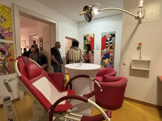 Die Vernissage zugunsten Pink Ribbon findet heuer das fünfte Mal in den Räumlichkeiten der Ordination statt.  | Foto: MeinBezirk/Barbara Babonitsch-Diewald