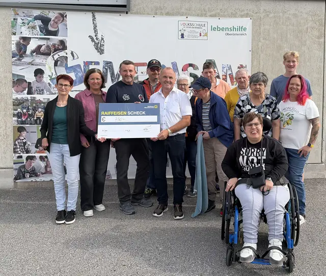 Bürgermeister und Obmann der Lebenshilfe-Arbeitsgruppe Ernst Breitenfellner (Mitte vorne) übernahm den Spendenscheck von Familie Hofbauer. | Foto: Lebenshilfe OÖ