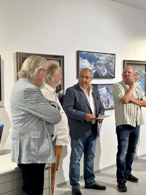 Die Vernissage fand vor kurzem in der Galerie Augustin statt. Der Telfer Bgm. Peter Lanthaler sprach die einführenden Worte. | Foto: Wilberger/Pittl