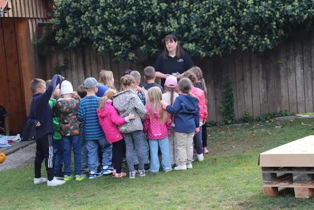 Die Kinder durften Kürbis-Knabberkerne, veredelt mit Schokolade verkosten.  | Foto: Edith Ertl