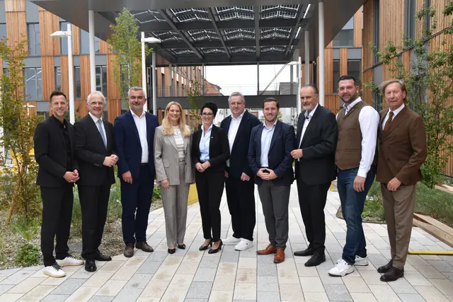 Der neue Campus wurde offiziell eröffnet: Oliver Snurer (Geschäftsführer Gästehäuser und Küchen Burgenland), Georg Pehm (Geschäftsführer Hochschule Burgenland), Landesrat Heinrich Dorner, Landesrätin Daniela Winkler, Jutta Benedek (Geschäftsführerin Landesimmobilien Gesellschaft), Klaus Glavanics (Geschäftsführer Gästehäuser und Küchen Burgenland), Bürgermeister Adrian Kubat, Landeshauptmann Hans Peter Doskozil, Florian Schlechtleitner (Geschäftsführer Gesundheit Burgenland) und Kurt Maczek (ehemaliger Bürgermeister und 3. Landtagspräsident) | Foto: MeinBezirk/Michael Strini