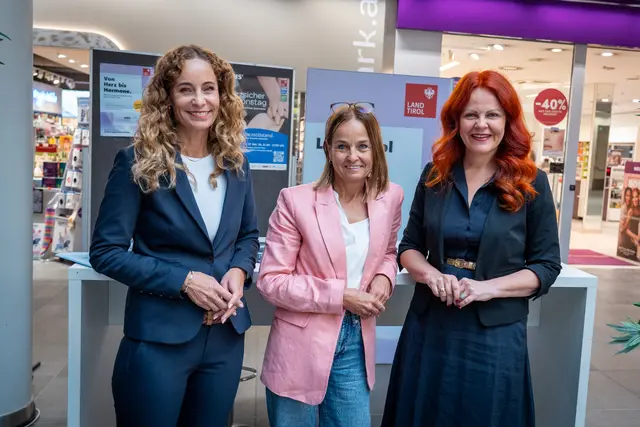 LRin Pawlata und LRin Hagele mit Andrea Lenk (Mitte), Center-Managerin der Kufstein Galerien. | Foto: Land Tirol/Neuner