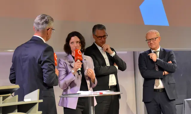 V.. li.: MeinBezirk-Salzburg-Geschäftsführer und -Chefredakteur Michael Kretz im Gespräch mit Raiffeisenverband Salzburg-Geschäftsführerin Anna Doblhofer-Bachleitner, FH-Salzburg-Rektor und -Geschäftsführer Dominik Engel und Salzburg-AG-Vorstand Herwig Struber.  | Foto: pjw