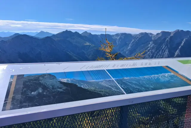 ...auf der Aussichtsplattform kann man alle Berge nachlesen.