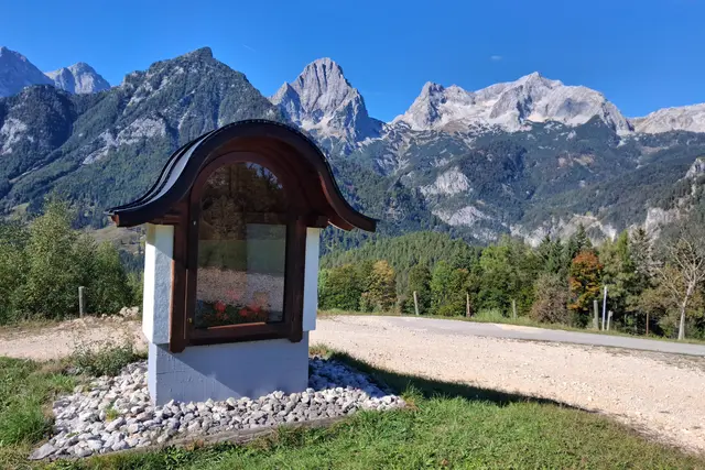 ...Marterl am Gerlitzkogel mit einem wunderbaren Blick ins Tote Gebirge.