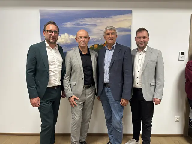 SPÖ gratulierte: LAbg. Jürgen Dolesch, Bürgermeister Robert Antoni, ehemaliger Bürgermeister Vinzenz Knor und Landesgeschäftsführer Kevin Friedl (von links).  | Foto: Elisabeth Kloiber/MeinBezirk