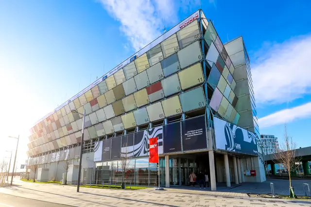 Das Junge Theater feiert eine Premiere in der Seestadt. Das Stück „Enocchio“ erzählt die Pinocchio-Geschichte weiter. Statt einer Holzpuppe steht ein hochentwickelter Android im Mittelpunkt. | Foto:  PID/Christian Fürthner