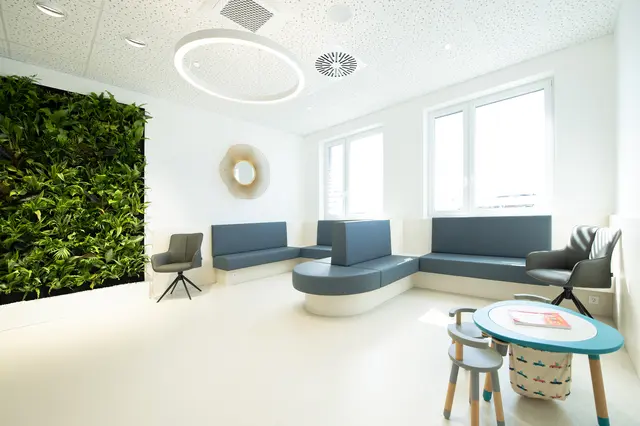 Modern ausgestatteter Wartebereich für die Patienten | Foto: cstrobl