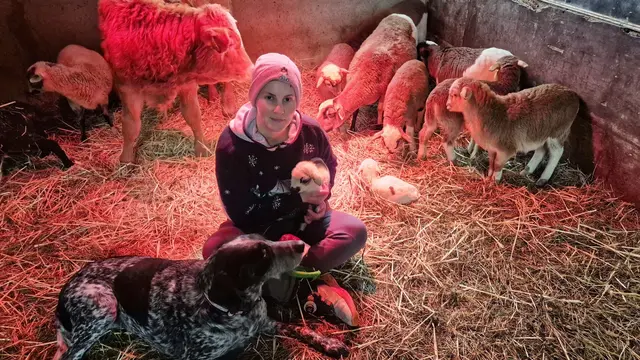 Anja mit einem Lamm im Arm. Umgeben von Tieren fühlt sie sich ein bisschen wohler. | Foto: privat