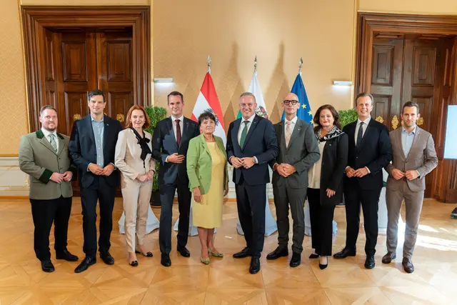 Sämtliche Mitglieder der Landesregierung und die Klubobmänner der beiden Regierungsparteien waren für eine Pressekonferenz in den Rittersaal des Landtag Steiermark gekommen.  | Foto: Land Steiermark/Robert Binder