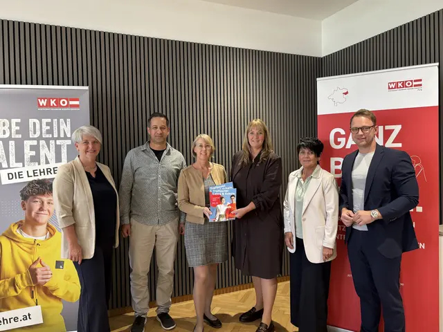 Messe-Organisatorin Evelyn Wiesberger von der WKO Perg, Michael Thauerböck (Geschäftsführer Baumann Glas), Obfrau Eveline Grabmann und Leiterin Eva Steinkellner von der WKO Perg, Sabine Mühlehner-Haslhofer (Lehrlingskkoordinatorin Baumann Glas) und Lehrlingsexperte Mario Derntl. | Foto: MeinBezirk Perg/Köck