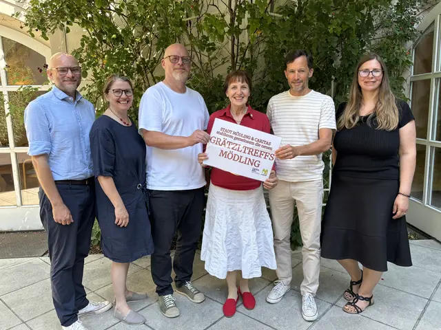 Vizebürgermeister Rainer Praschak, Stadträtin Barbara Kreuzer, Bürgermeisterin Silvia Drechsler, Stadtrat Stephan Schimanowa, Caritasdirektor Klaus Schwertner und Caritas-Stadtteilearbeit-Leiterin Katharina Kirsch-Soriano da Silva. | Foto: Hirss