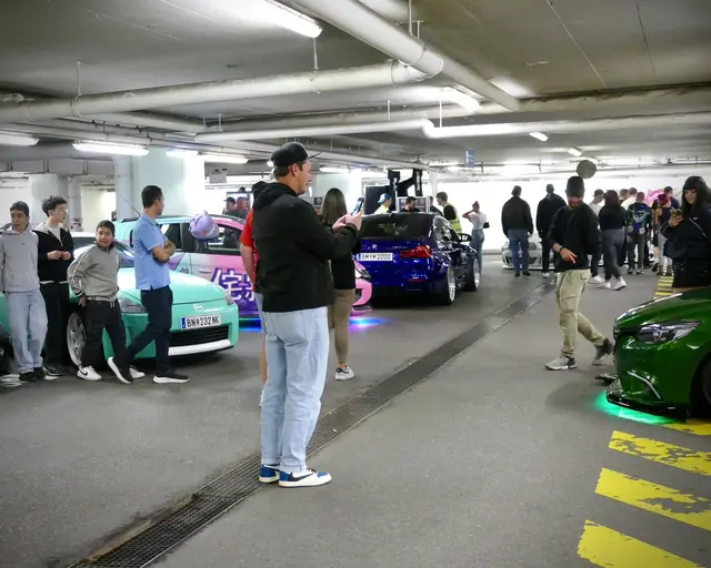 Zahlreiche junge Menschen trafen sich in der Garage des ECE zum "Underground Car Meet". | Foto: Wolfgang Köllner