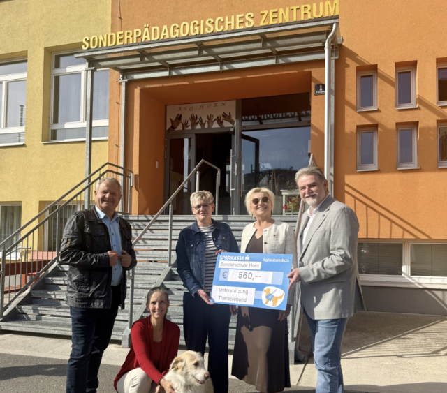 Kürzlich überreichten Bezirksobmann Peter Hüttl, seine Stellvertreterin Elke Hofbauer und Vorstandsmitglied Herbert Gschweidl den Spendenscheck an den Elternverein der ASO Horn. | Foto: NÖAAB Bezirk Horn