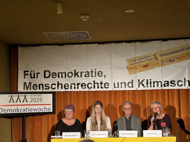 Podium zur Demokratiewoche: Rainer Bauböck, Samira Aibartueva, Michaela Moser und Gundi Dick bei der Präsentation der Demokratiewoche 2026 in Niederösterreich.
 | Foto: Lina Chalusch