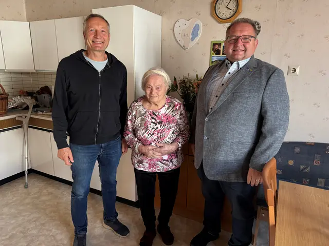 Zum 90. Geburtstag von Maria Bucher gratulierten Bürgermeister Franz Kloiber sowie Ortsvorsteher und Gemeinderat Franz Hofstötter herzlich. | Foto: Stadtgemeinde Maissau