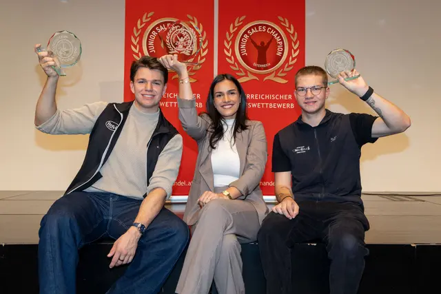 V. l.: Die Sieger beim Junior Sales Champion National 2026: Jamie Kapler (Kärnten, Platz 2), Elsa Palushi (OÖ, Platz 1) und Noah Gruber (Salzburg, Platz 3). | Foto: Susi Berger/Camera Suspicta
