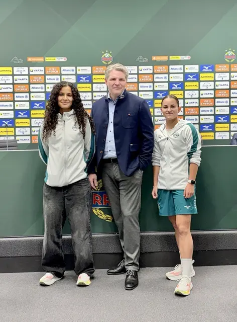 Lana Khalaf vom SK Rapid Frauen-Team, Andreas Kabela, Geschäftsführer von Die Menü-Manufaktur und Viktoria Bittendorfer vom SK Rapid Frauen-Team. | Foto: Die Menü-Manufaktur