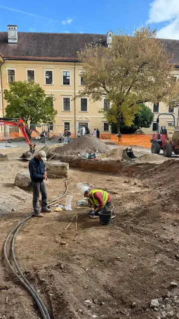 Die menschlichen Überreste stammen vermutlich aus dem Mittelalter, damals war im Innenhof des Stift Rein ein Friedhof zu finden. | Foto: BG Rein
