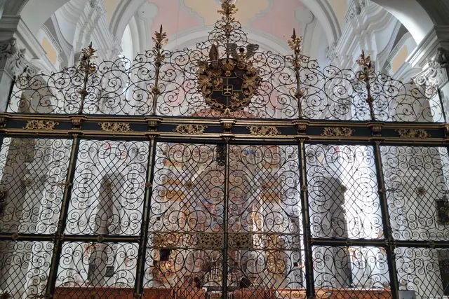 ...dieses wunderschöne Gitter lässt leider niemand in den Innenbereich.