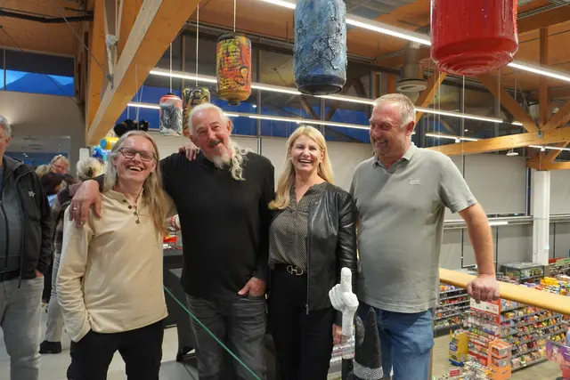 Vor und hinter der Dosen-Kunst (v.l.): Initiatoren Harry Triendl und Bernhard Witsch mit LAbg. Iris Zangerl-Walser und Gastgeber Fred Unterwurzacher.