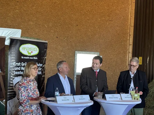Von links: Christiane Mösl (ARGE Heumilch), Karl Neuhofer (ARGE Heumilch), Bundesminister Norbert Totschnig und Andrä Rupprechter. | Foto: Emanuel Hasenauer