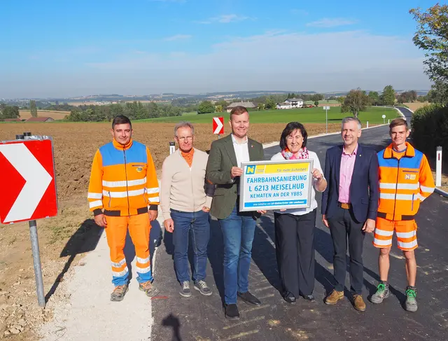 Franz Lehner (Straßenmeisterei Amstetten-Süd), Anton Schachenhofer (Leiter-Stv. der Straßenmeisterei Amstetten-Süd), LAbg. Alexander Schnabel (i.V. LH-Stv. Udo Landbauer), Juliane Günther (Bgm. in Kematen/Ybbs), Leopold Röcklinger (Leiter-Stv. der NÖ Straßenbauabteilung Amstetten), Florian Harreither (Straßenmeisterei Amstetten-Süd). | Foto: Land NÖ, Mühlbachler