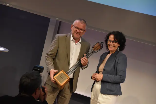 Horst Hofer vom Verein Juvavum Brass mit der Regionalitätspreis-Trophäe 2026, die ihm Landesrätin Daniela Gutschi am 7. Oktober 2026 in der Kategorie "Kunst &amp; Kultur" für den Musiksommer St. Leonhard überreicht hat. | Foto: pjw