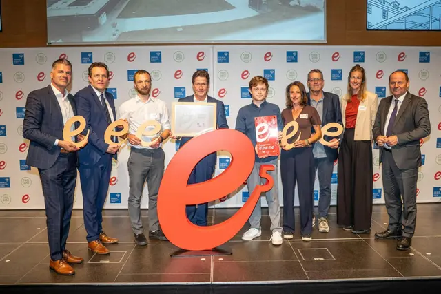 GF Rupert Ebenbichler, LR René Zumtobel, Andreas Franze (e5-Teamleiter), Stefan Seiwald (Bgm. St. Johann), Gregor Salinger (e5-Team), Susanne Hartrumpf (Energiereferentin), Hans Soder (Energiebeauftragter), Tula Burmeister (e5-Betreuerin), LH-Stv. LR Josef Geisler (v. li.). | Foto: Energieagentur Tirol/Blitzkneisser