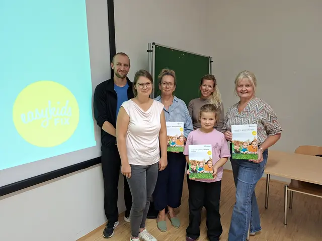 Mutter Lisa Hagl mit ihrer Tochter Johanna Deckardt, hinten Trainer Moritz Gelosky, Trainerin Astrid Draxler, Trainerin Alexandra Hofer und Gesundheitsstadträtin Paula Maringer. | Foto:  Gesundes Tulln