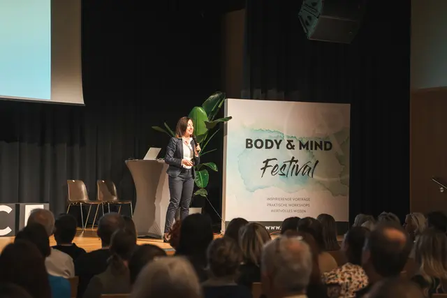 Manuela Macedonia referierte im Kultursaal vor vielen interessierten Besucherinnen und Besuchern. | Foto: Reduce Gesundheitsresort
