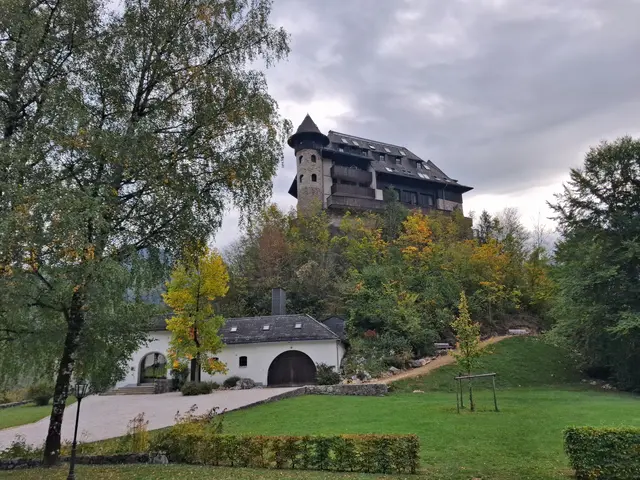 ....Schloss KLAUS beherbergt ein Bildungszentrum und ist ein evangelisches Jugendfreizeitzentrum.