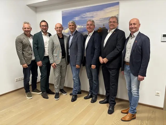 SPÖ-Bürgermeister der Nachbargemeinden besuchten die Gemeinderatssitzung: Jürgen Schabhüttl, Jürgen Dolesch, Robert Antoni, Vinzenz Knor, Christian Gager, Franz Kazinota und Roman Jandrisevits (von links).  | Foto: Elisabeth Kloiber/MeinBezirk
