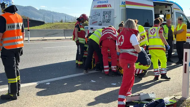 Ersthelfer und ein zufällig vorbeikommender Krankentransportwagen unterstützten bei der Versorgung des Schwerverletzten. | Foto: DOKU-NÖ