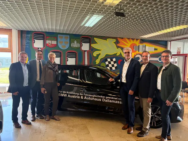 BMW Österreich übergab der Schule einen BMW M340i xDrive als neues Schulungsfahrzeug. | Foto: N. Pasching