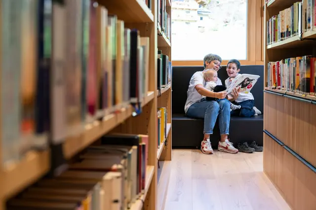 Mit dem Bibliotheksentwicklungsplan „Vernetzt, kompetent, sichtbar“ verfügt Tirol erstmals über einen gemeinsamen strategischen Leitfaden für die zukünftige Ausrichtung und Weiterentwicklung der öffentlichen Büchereien. | Foto: Land Tirol/Birgit Pichler Photography