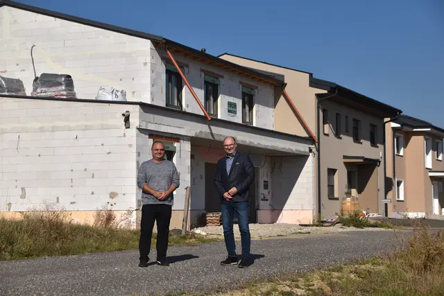 Bürgermeister Ernst Oroszlan (re.) und Amtsleiter Rainhard Summer (li.) zeigen sich über den Zuzug in der Gemeinde erfreut.