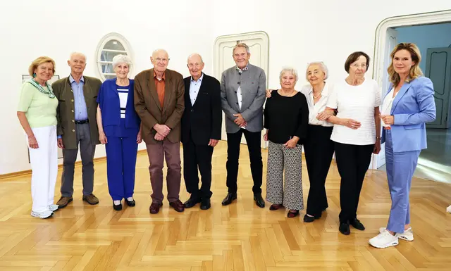 Alles Gute zum 85. Geburtstag: Wolfgang Weber, Johanna Mayr, Heinz Trimmel, Roland Polzer, Werner Zorn, Rosina Kejval mit Freundin und Lieselotte Lang (v.l.). | Foto: Marktgemeinde Maria Enzersdorf