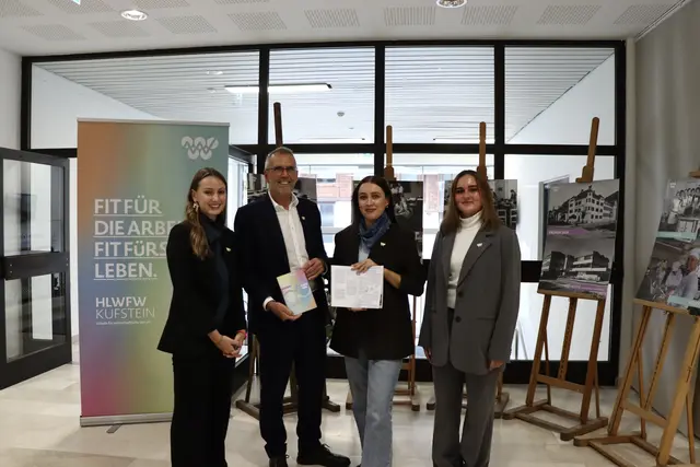50 Jahre HLW Kufstein: Gemeinsam wurde zurückgeblickt, gefeiert und zugleich der Blick in die Zukunft gerichtet. Im Bild (v.l.): Maya Baldus (Schülerin im neuen Zweig KOMD), Direktor Markus Höfle, Sophia Höretzeder, Lehrerin für Elektronisches Marketing und Mila Irusch (Schülerin im neuen Zweig KOMD) | Foto: Martina Obertimpfler 