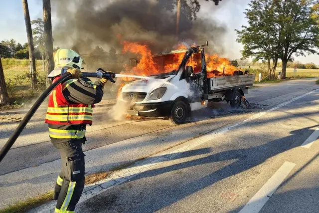 Der Pritschenwagen brannte völlig aus. Die Feuerwehr verhinderte ein Übergreifen der Flammen. | Foto: FF WRN