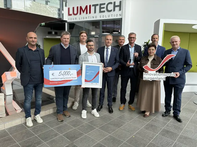 Die Vertreter von Lumitech freuen sich über den Innovationspreis Burgenland 2026: CEO Stefan Tasch (4. v. r.) nahm die Auszeichnung gemeinsam mit seinem Team entgegen. Überreicht wurde der Preis von Landesrat Leonhard Schneemann (5. v. r.), WKO-Vizepräsidentin Herta Walits-Guttmann und Wirtschaftsagentur-Geschäftsführer Johannes Stipsits (1. v. r.). | Foto: Anna Maria Kaufmann