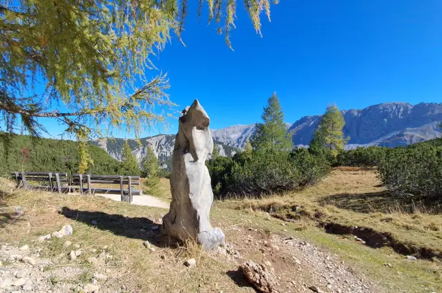 ...am Rundweg zum Dachsteinblick steht dieser originelle Felsen.