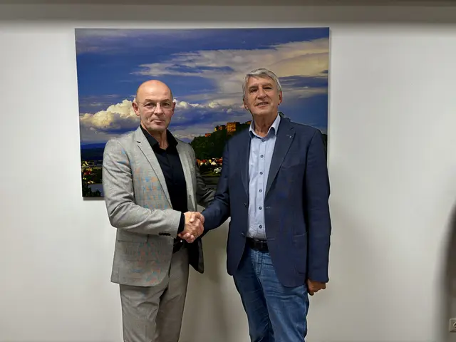Amtsübergabe in Güssing: Auf Vinzenz Knor (rechts) folgt Robert Antoni als Bürgermeister.  | Foto: Elisabeth Kloiber/MeinBezirk