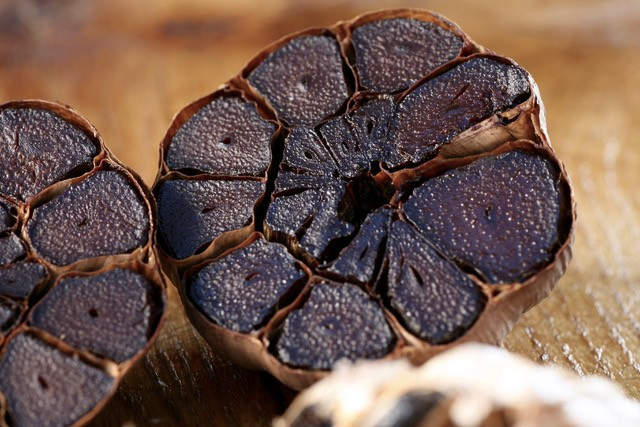 Fermentierter Knoblauch wird schwarz und schmeckt süßlich. | Foto: Norbert Janesch